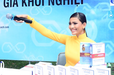 Trong một sự kiện diễn ra vào cuối tuần vừa qua, Trương Thị May đã thu hút được sự chú ý của mọi người khi xuất hiện với chiếc áo dài màu vàng nổi bật.